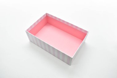 Güzel pembe kutuyu beyaz arkaplanda aç, tasarım için paket