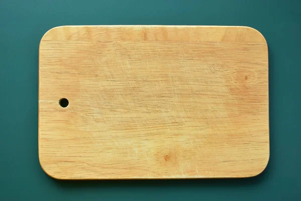 Brązowa Drewniana Deska Cięcia Zielonym Tle Sprzęt Gotowania Kuchni — Zdjęcie stockowe