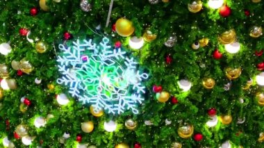 Noel ağacı ışığını kapat. Altın top ve kar tanesiyle parılda. Yeni yıl süslemesi aydınlat.