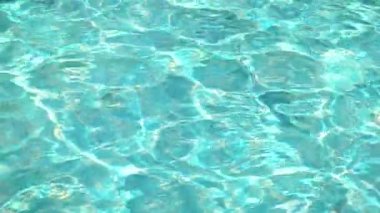 Su dalgası mavi yüzme havuzunda yavaş çekim, güzel havuz dokusu arka planda