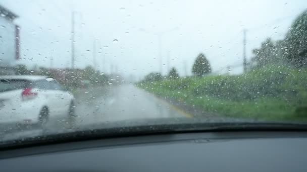 Yavaş Çekim Sahnesi Yağmurlu Bir Günde Araba Sürmek Cam Silecekleri — Stok video
