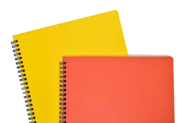 白色背景隔离的橙色和黄色笔记本 — 图库照片