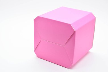 beyaz arkaplanda pembe karton kutu, tasarım paketi