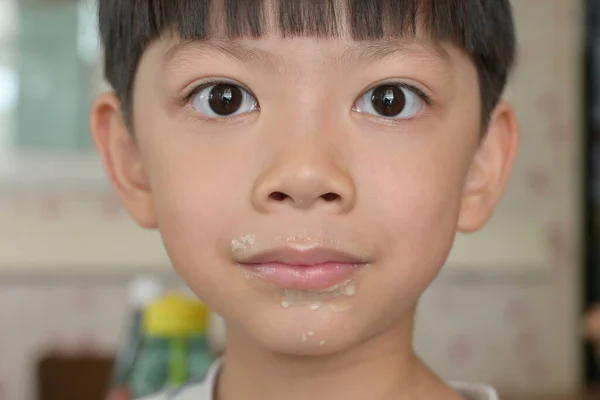 Kleiner Unordentlicher Junge Mit Schmutzigem Mund Lustiges Fröhliches Kinderporträt Leckeres — Stockfoto