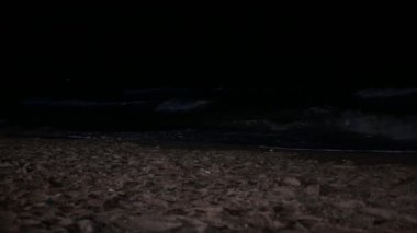 4K sahnesindeki su dalgaları gece sahile vuruyor, doğal arka plan.