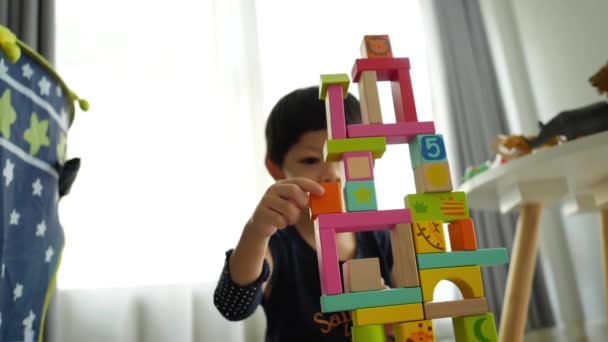 Маленький Хлопчик Будує Місто Багатьох Барвистих Дерев Яних Блоків Креативна — стокове відео
