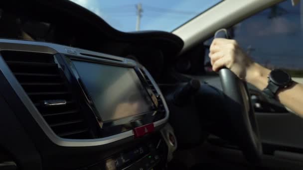 人手操纵方向盘闭合慢动作场面 方向盘和女手操纵车辆 — 图库视频影像