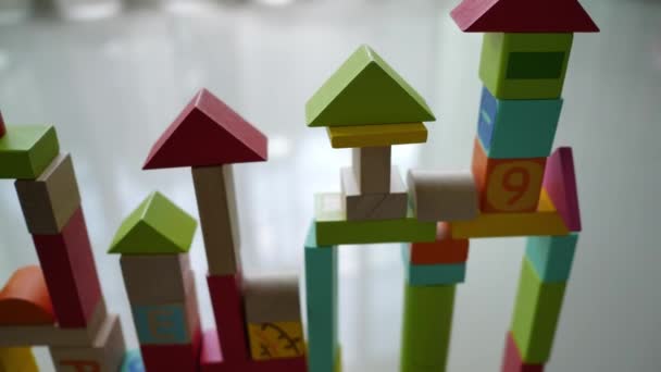 Місто Побудоване Багатьох Барвистих Дерев Яних Блоків Креативна Іграшка Дизайну — стокове відео