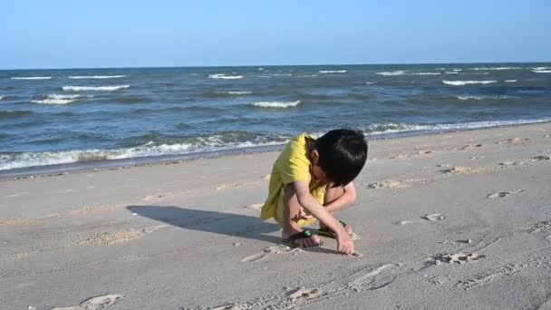 Asia Bello Ragazzo Giocare Scrivere Sabbia Spiaggia Slow Motion Scena — Video Stock
