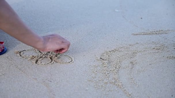 Женщина Ребенок Руки Рисуют Цветок Пальцем Песчаном Пляже — стоковое видео