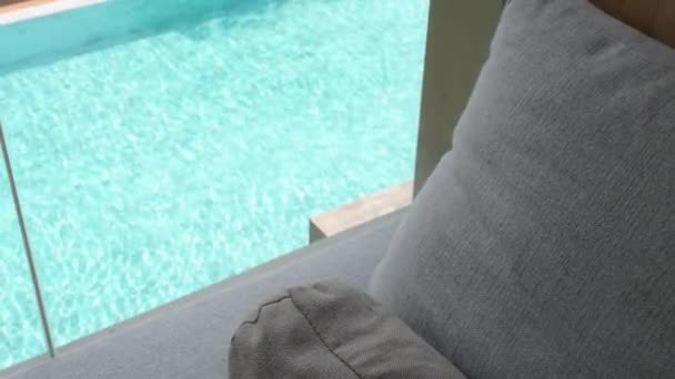 躺在床上的灰色枕头 游泳池景观和慢动作的水波 — 图库视频影像