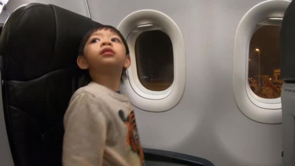 Ένα Μικρό Αγόρι Κοιτάζοντας Φινιστρίνι Κάθεται Στο Αεροπλάνο Παράθυρο Θέα — Αρχείο Βίντεο