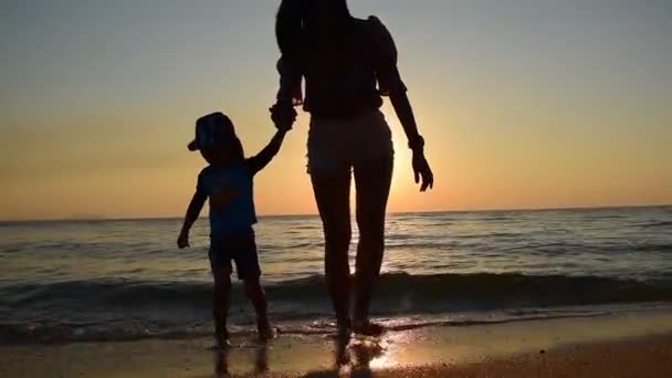 Handheld Schot Gelukkig Familie Moeder Kind Jongen Spelen Water Zee — Stockvideo