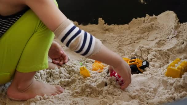 Şirin Küçük Çocuk Evde Inşaat Oyuncağıyla Kum Oynuyor Yazları Faaliyet — Stok video