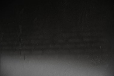 Kirli siyah duvar yangından, inşaat endüstrisinden yanmış.