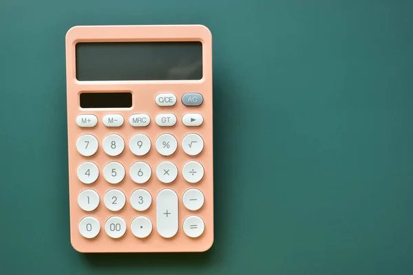 现代桃色粉刷计算器及绿色背景 商业及财务会计概念的白色按钮 图库照片
