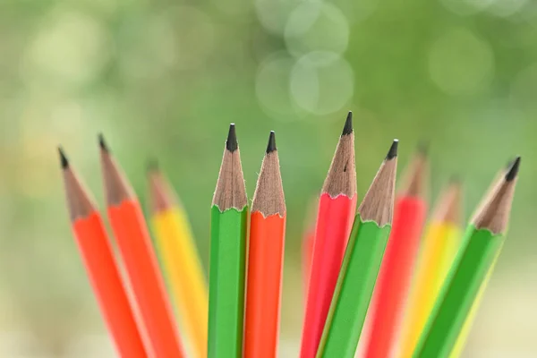 Grupa Kolorowych Ostrych Ołówków Rozmytym Zielonym Tle Natury Bokeh — Zdjęcie stockowe