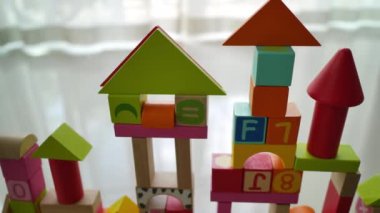 Birçok renkli ahşap bloktan inşa edilmiş bir şehir. Tasarım için yaratıcı bir oyuncak.