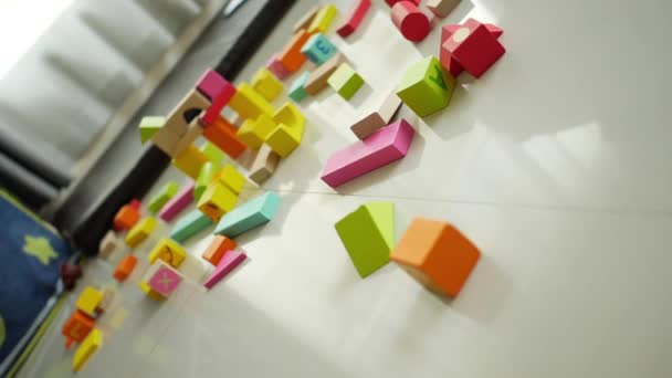一座由许多五彩缤纷的木块建成的城市 设计用的创意玩具 — 图库视频影像