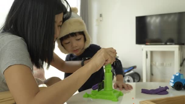 Kleiner Junge Trägt Hut Mit Mutter Spielt Knetmasse Und Bauset — Stockvideo