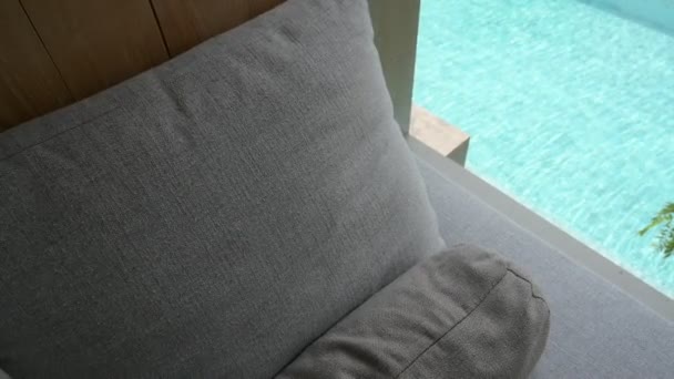 躺在床上的灰色枕头 游泳池景观和慢动作的水波 — 图库视频影像