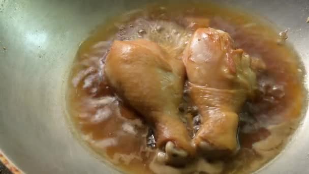 Pişirme Tavasında Sıcak Yağ Soslu Tavuk — Stok video