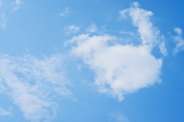 Güzel mavi gökyüzü ve beyaz kabarık bulut Sabah güneş doğuyor, doğal arkaplan