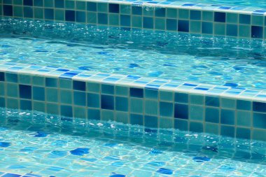 Mavi yüzme havuzunun yüzeyi merdiven, ferah su arka planı