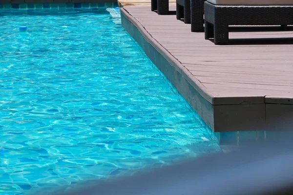 Kahverengi Ahşap Balkonlu Mavi Yüzme Havuzu Ferah Arka Planı — Stok fotoğraf