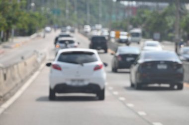 Karayolu trafiği asfaltta güvenlik bariyeri, bulanık görüntü