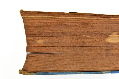 Beyaz arkaplanda izole edilmiş kahverengi eski kitabı kapat, eski usul