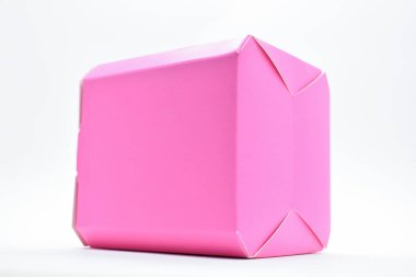beyaz arkaplanda pembe karton kutu, tasarım paketi