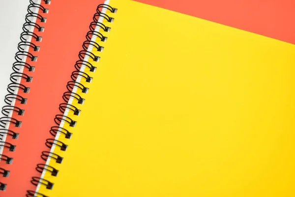 白色背景的黄色和橙色笔记本 — 图库照片