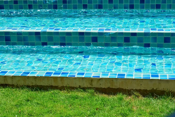 Oberfläche Des Blauen Swimmingpools Mit Treppe Süßwasserhintergrund — Stockfoto