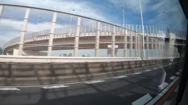 Japonya 'ya otobüsle yolculuk, pencere manzarasından şehre bakmak.