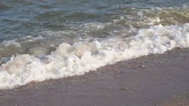 Ağır çekim sahnesi, deniz kıyısının güzel kumsal manzarası.