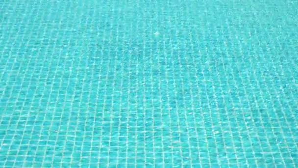 水波缓慢地在蓝色游泳池上运动 美丽的游泳池纹理背景 — 图库视频影像