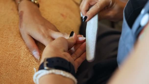 マニキュアアーティストは美容室でツールでネイル研磨を作る — ストック動画