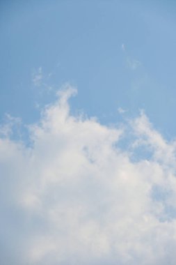 Güzel mavi gökyüzü ve beyaz kabarık bulut Sabah güneş doğuyor, doğal arkaplan