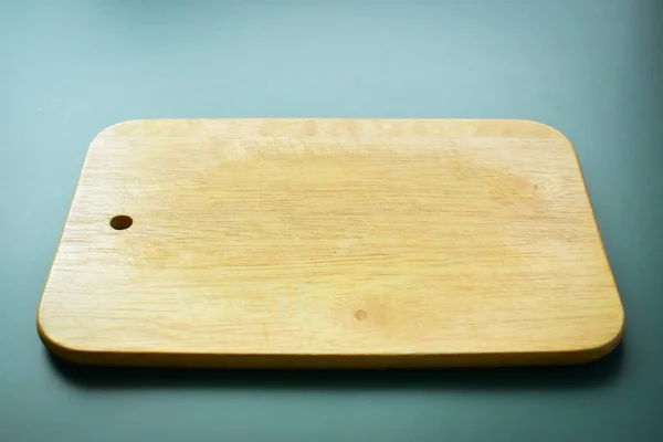 Brązowa Drewniana Deska Cięcia Zielonym Tle Sprzęt Gotowania Kuchni — Zdjęcie stockowe