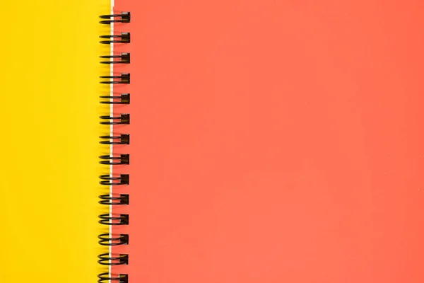 黄色背景的橙色笔记本 办公室用文具 — 图库照片