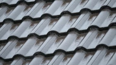 4K yağmur mevsimi sahnesi, siyah kiremit çatı evine sağanak yağmur.