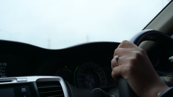 人手操纵方向盘闭合慢动作场面 方向盘和女手操纵车辆 — 图库视频影像