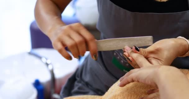 Μανικιούρ Καλλιτέχνης Κάνοντας Πόδι Γυάλισμα Νυχιών Βούρτσα Και Εργαλεία Στο — Αρχείο Βίντεο