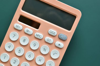 Modern şeftali rengi hesap makinesini kapat ve mavi arkaplanda beyaz düğme, iş ve finans muhasebe kavramını kapat
