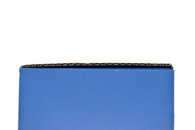 beyaz arkaplanda izole edilmiş mavi karton kutu, tasarım için karton doku