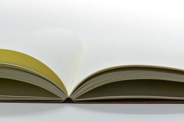 Boş sayfası olan açık defterin üst görünüm resmi, beyaz arkaplanda izole edilmiş benekli kağıt dokusu