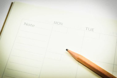 Künt tahta kalemli açık planlı dizüstü bilgisayarın üst görünümü