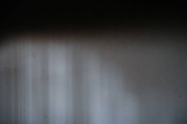 Kirli siyah duvar yangından, inşaat endüstrisinden yanmış.