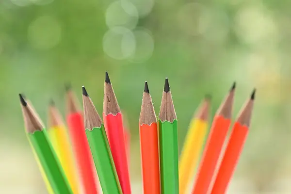Grupa Kolorowych Ostrych Ołówków Rozmytym Zielonym Tle Natury Bokeh — Zdjęcie stockowe